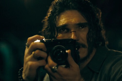 "Que metan a Zack Snyder en la cárcel de directores para siempre". Las primeras críticas de 'The Last Photograph' son tan demoledoras como repulsivamente irrespetuosas 