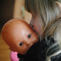 ¿Tu hijo carga a sus muñecos en el lado izquierdo del cuerpo? Esto podría indicar mejores habilidades cognitivas