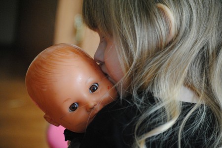 ¿Tu hijo carga a sus muñecos en el lado izquierdo del cuerpo? Esto podría indicar mejores habilidades cognitivas