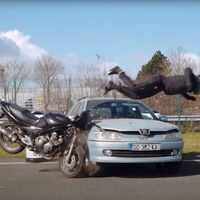 El airbag para moto llega a las piernas: este vídeo muestra cómo funciona en caso de accidente