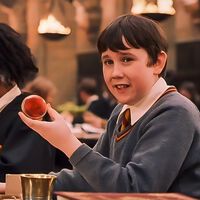 En Harry Potter y la Piedra Filosofal, Neville recibe la Recordadora y no sabe qué ha olvidado, pero hay una gran pista si miras a los alumnos de Hogwarts