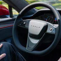 Recogió su teléfono del piso con el piloto automático de Tesla activado y chocó. Ahora Tesla debe pagar 234 millones tras una demanda