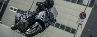 Probamos el Yamaha XMAX 300 Tech Max: un scooter medio que sigue haciendo méritos para rozar lo impecable