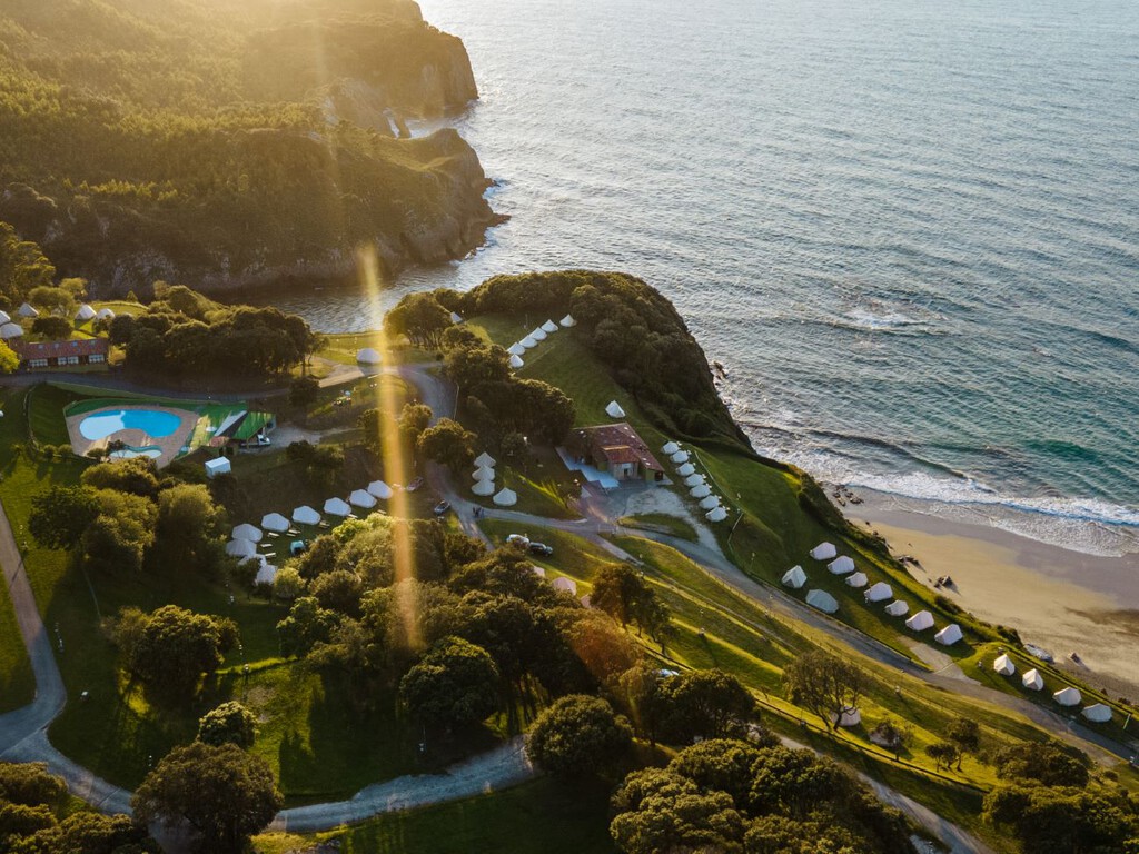 En un acantilado al lado de la playa, así es uno de los campings más espectaculares de Cantabria