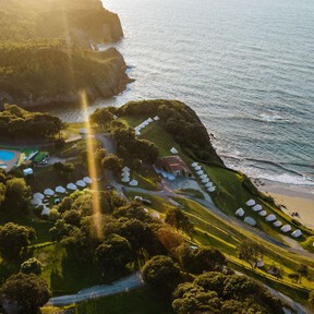 En un acantilado al lado de la playa, así es uno de los campings más espectaculares de Cantabria 