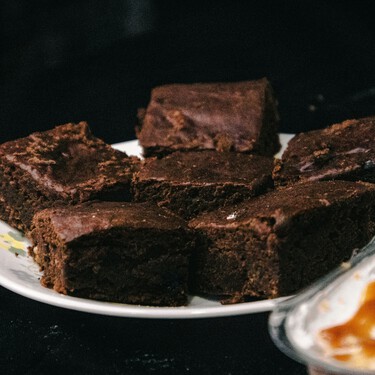 Brownie con calabacín y sin remordimientos: la receta más ligera del clásico postre de chocolate