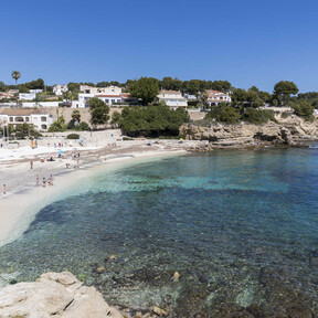 Ni Benidorm ni Calpe: el pueblo de la Costa Blanca con calas escondidas y ritmo lento al que se escapan quienes huyen del turismo 
