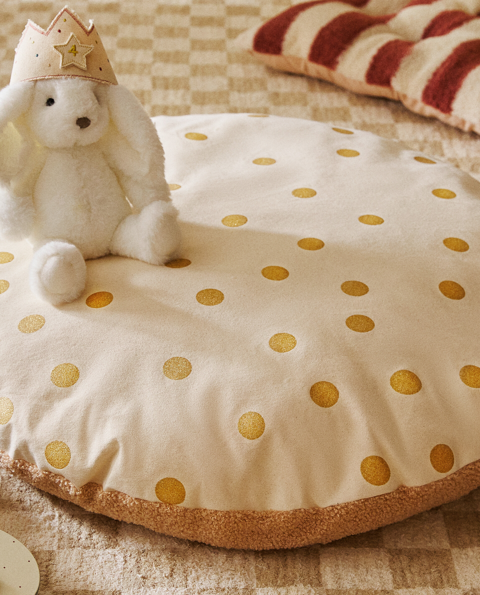 Cojín de suelo con dibujo de topos.