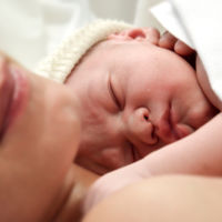 Pasar una gasa metida en la vagina de la madre por la cara del bebé que nace por cesárea podría mejorar su sistema inmunitario