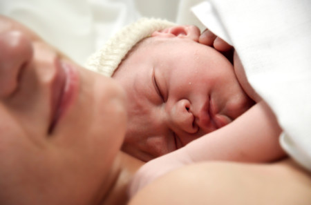 Pasar una gasa metida en la vagina de la madre por la cara del bebé que nace por cesárea podría mejorar su sistema inmunitario