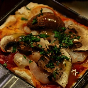 Amigos, cerveza y este grill raclette en oferta en MediaMarkt por menos de 30 euros son la fórmula para un finde perfecto 