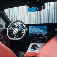 Mercedes lo apostó todo a las pantallas gigantes. Ahora reconoce que “los botones son mejores” y confirma que los devolverá a sus coches