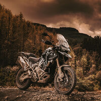 ¡Espectacular! La Triumph Tiger 1200 muestra en este nuevo vídeo su figura casi al completo con su traje de camuflaje 