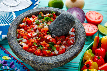 Cómo curar un molcajete para disfrutar de la elaboración de salsas y otras preparaciones tradicionales