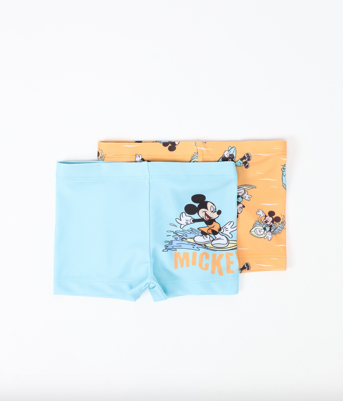 Pack de 2 bañadores tipo bóxer combinados. Uno liso con pequeño estampado en camal y otro estampado por toda la prenda. Ambos de Mickey Mouse Disney.