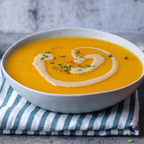 Ni nata líquida ni yogur: este ingrediente que ya encuentras en cualquier super es el mejor para coronar una crema de verduras 