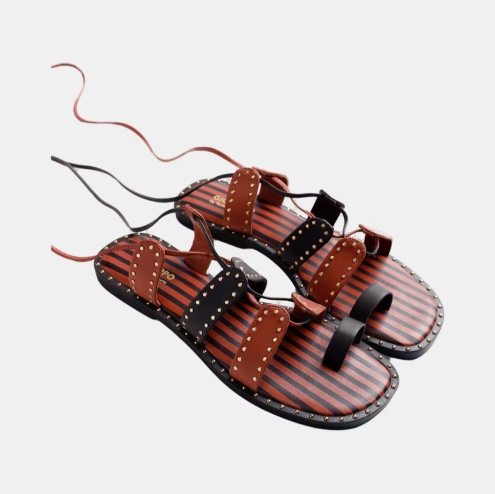 Sandalias de piel con tachas de Gioseppo

