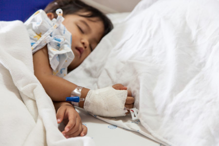 Padres que no confían en la medicina y lo pagan muy caro