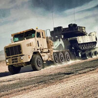 ¿Cómo se transporta el tanque más letal del mundo? Con un monstruoso camión que está esquivando la jubilación después de 50 años de servicio