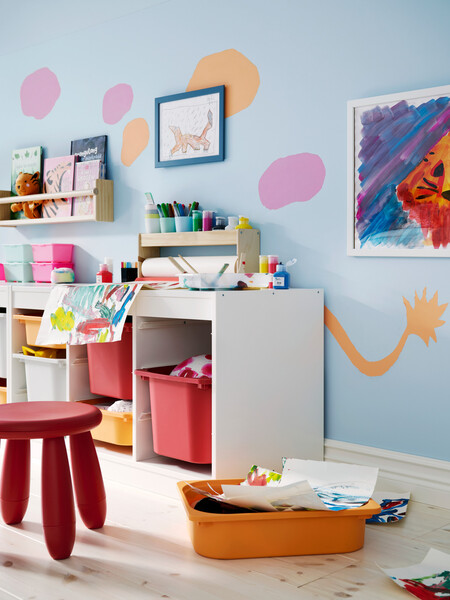 Mueble de almacenaje Ikea con rollo de papel