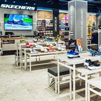 Skechers pone a la venta rebajadas sus nuevas sandalias: son cómodas, bonitas y se calzan solas  