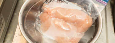 Mucha gente descongela los alimentos fuera de la nevera pero no conocen su principal riesgo