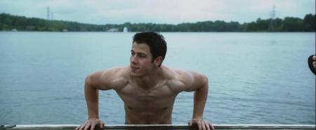 Nick Jonas, y sus músculos, empapados en su nueva película... ¡Y no es el único!
