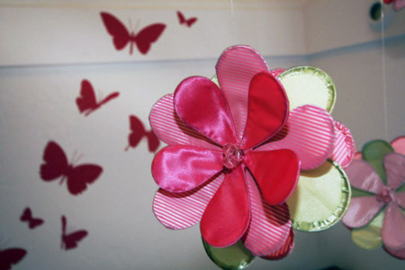 Mariposas hasta el techo en una pequeña habitación infantil