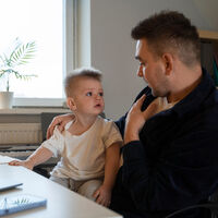 Qué sienten los niños cuando ven a sus padres llorando (y por qué no hay que evitarlo) 