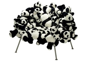 Una silla hecha con osos panda