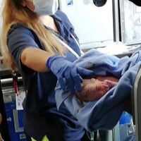 Un bebé nació en pleno vuelo y la aerolínea le regala billetes gratis de por vida