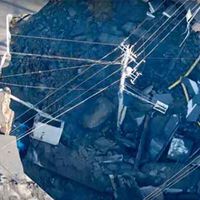 Un socavón gigantesco se ha tragado un camión en medio de una ciudad de Japón. El conductor lleva seis días desaparecido y el agujero cada vez es más grande