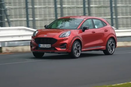 El inminente Ford Puma ST ya se ha dejado ver (y oír) totalmente desprovisto de camuflaje en Nürburgring