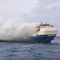 Em 2022, um navio carregado de carros elétricos afundou devido a um incêndio; agora, a Volkswagen precisa explicar o porquê 