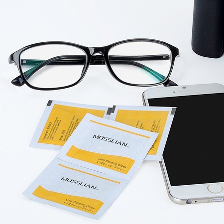 Pack de 60 toallitas de limpieza para gafas o pantallas de móviles por un precio de 5,99 euros en Amazon