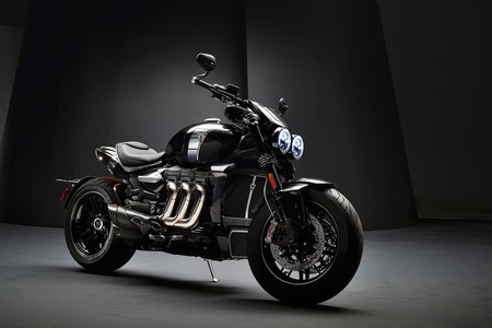 ¡Bestial! La Triumph Rocket 3 TFC es 40 kg más ligera, tiene 170 CV y casi 100 Nm más que una Ducati Diavel