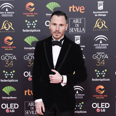 Ruben Ochandiano se envuelve en terciopelo para su look en los Premios Goya 2020