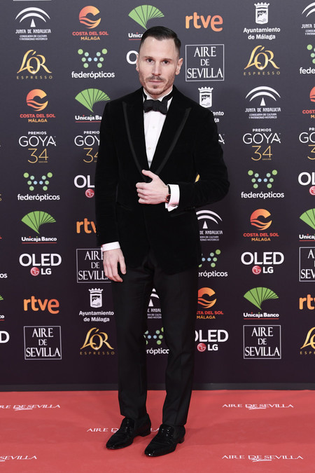 Ruben Ochandiano se envuelve en terciopelo para su look en los Premios Goya 2020