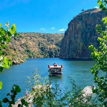 La versión española de los fiordos noruegos: un crucero por un cañón entre acantilados que llega a Portugal