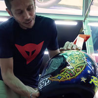 Valentino Rossi enseña los cascos y monos más importantes de su museo secreto en este vídeo