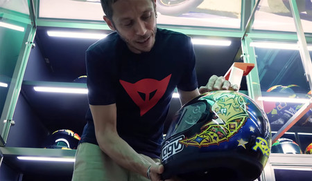 Valentino Rossi enseña los cascos y monos más importantes de su museo secreto en este vídeo