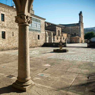Cascadas, empanadas de manzanas, iglesias y senderismo verde: la villa gallega donde nace el Miño crecida con el Camino de Santiago 