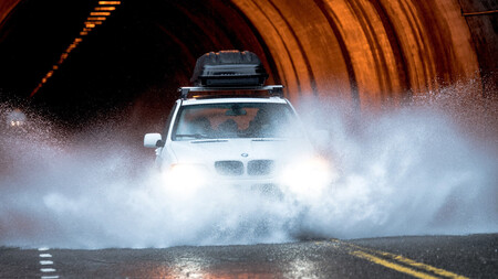 Coche saliendo de un túnel en lluvia