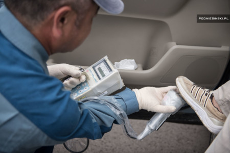 En el paisaje postapocalíptico de Fukushima también quedaron vehículos abandondonados