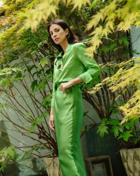 El look de invitada de Sassa de Osma que parece un vestido y es un dos piezas: lo firma Massimo Dutti y hemos encontrado una versión low-cost