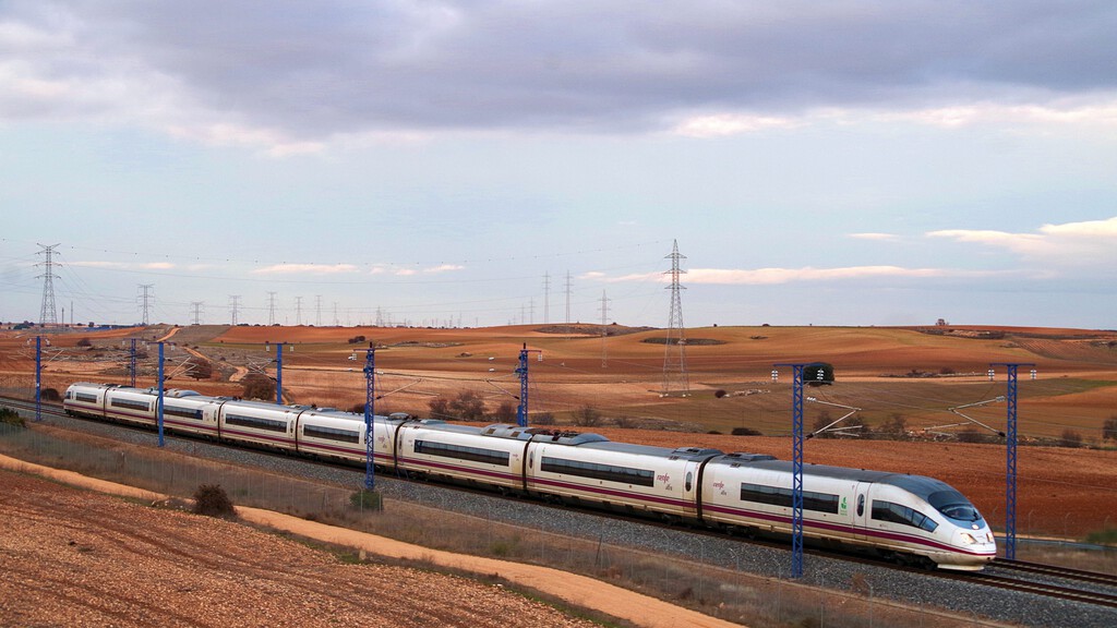 Renfe contratará a 550 maquinistas, pero su ambición va mucho más allá: robar talento a Ouigo e Iryo