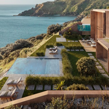 Una vivienda que desaparece en el paisaje: la casa casi invisible sobre un acantilado en Lagos (Portugal)