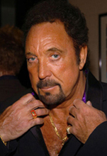 Tom Jones asegura su pechito