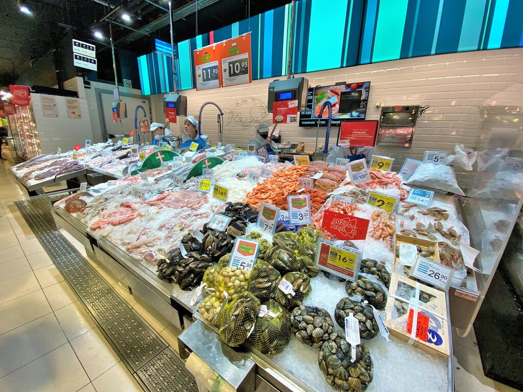 El pescado está sumido en una crisis histórica en España. Y hay una razón: cada vez triunfa más en el ocio que en casa