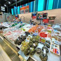 El pescado está sumido en una crisis histórica en España. Y hay una razón: cada vez triunfa más en el ocio que en casa